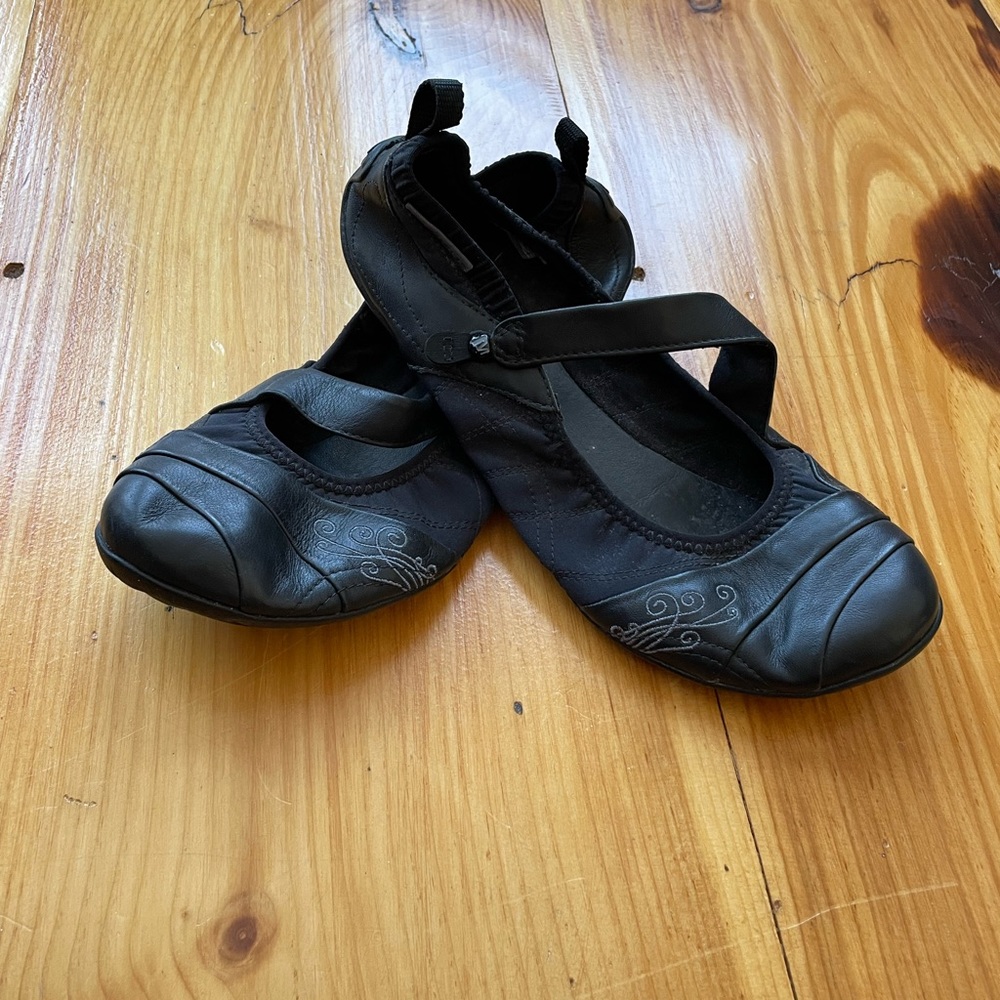 Merrell bare foot - Vibram sole SIZE- 6.5 (women’s)
